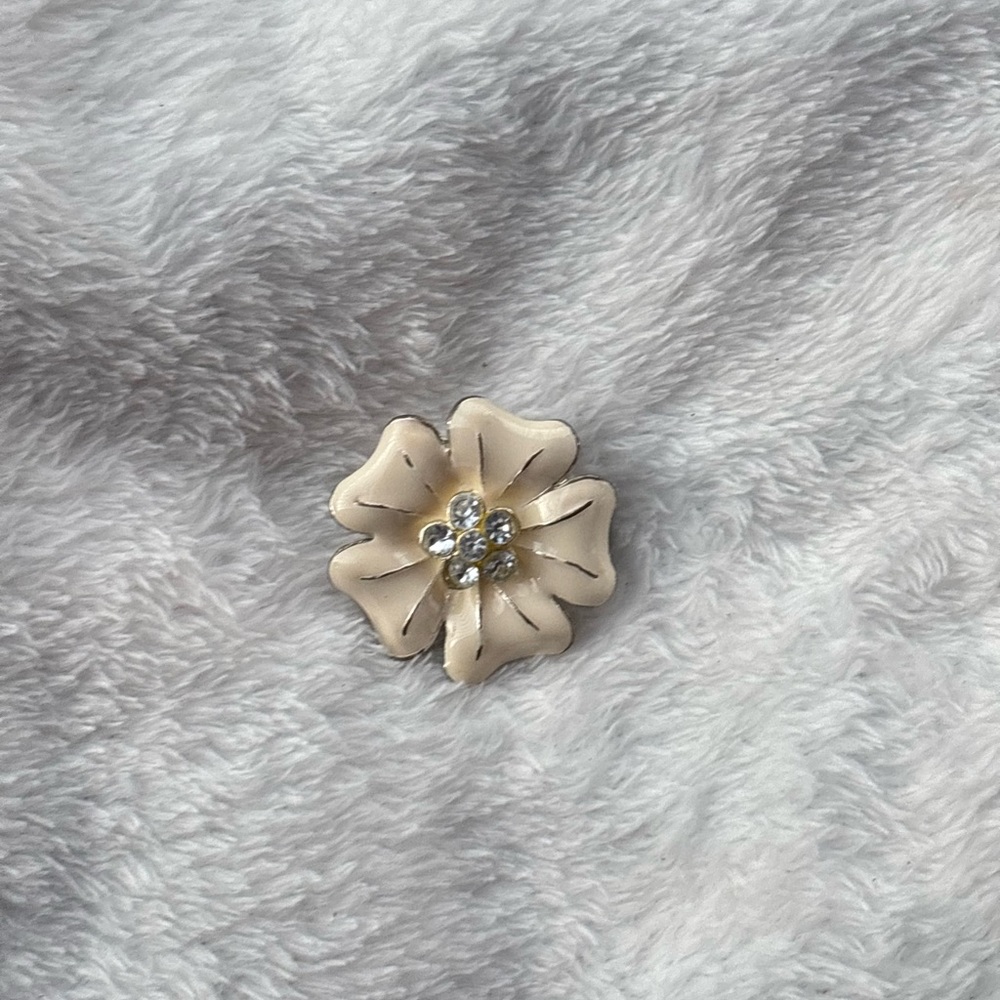 Elegant Cream Flower Brooch with Gold Accents